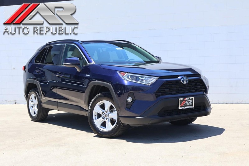 Toyota RAV4 Hybrid Vehicle Full-screen Gallery Image 01