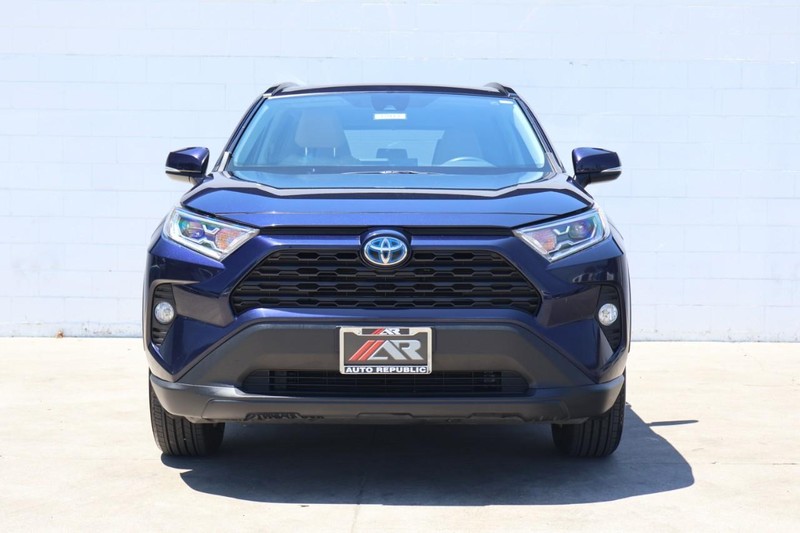 Toyota RAV4 Hybrid Vehicle Full-screen Gallery Image 02