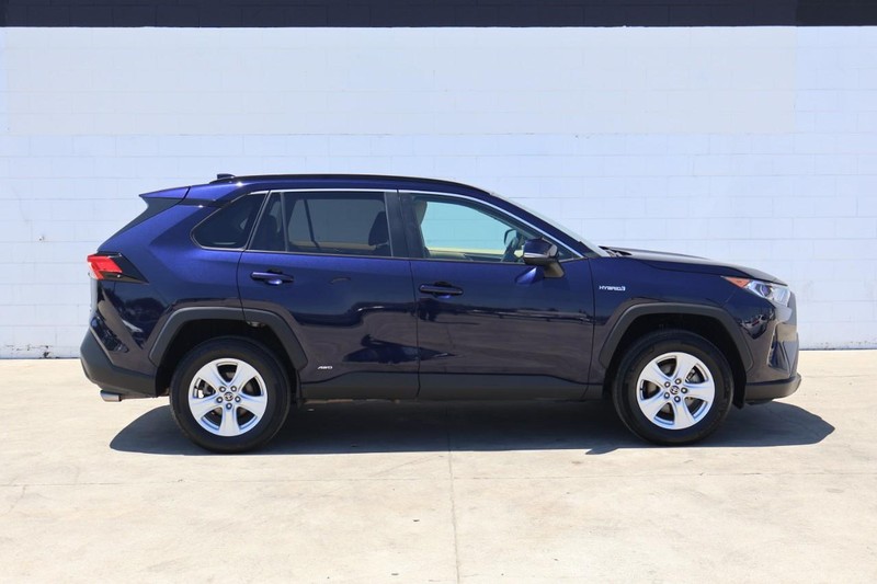 Toyota RAV4 Hybrid Vehicle Full-screen Gallery Image 04