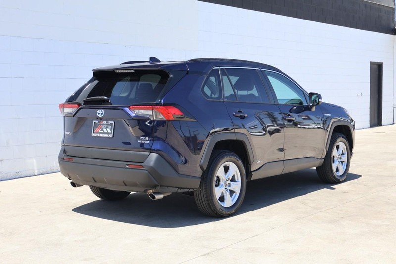 Toyota RAV4 Hybrid Vehicle Full-screen Gallery Image 05