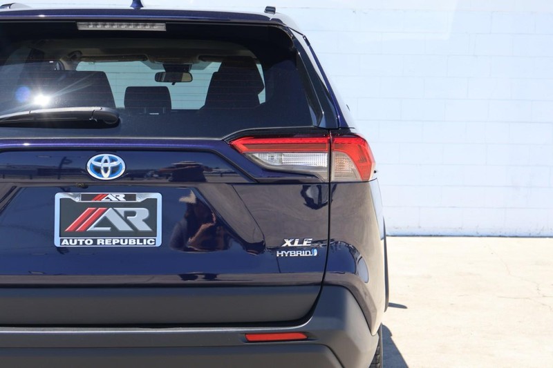 Toyota RAV4 Hybrid Vehicle Full-screen Gallery Image 07