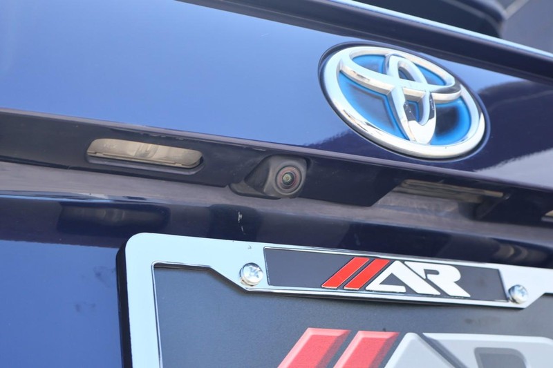 Toyota RAV4 Hybrid Vehicle Full-screen Gallery Image 08