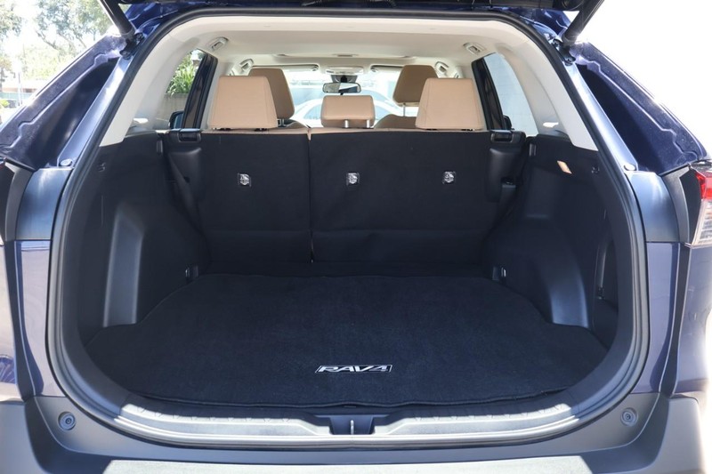 Toyota RAV4 Hybrid Vehicle Full-screen Gallery Image 09