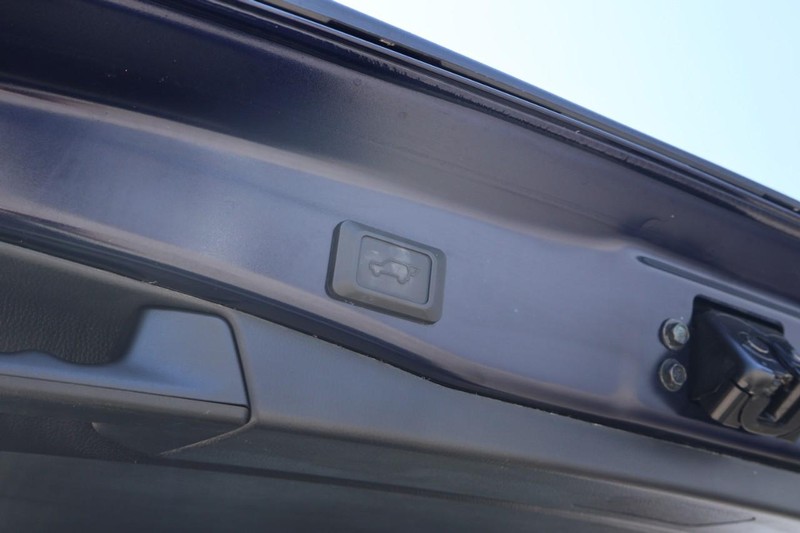 Toyota RAV4 Hybrid Vehicle Full-screen Gallery Image 10