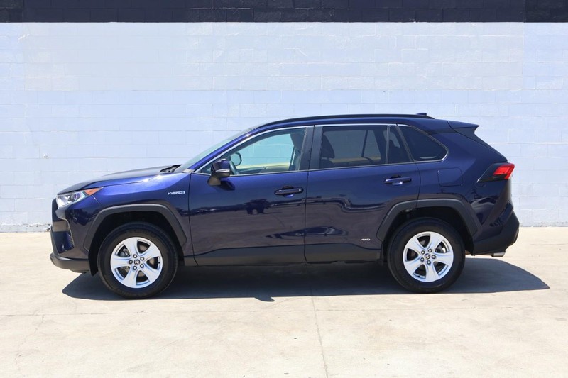 Toyota RAV4 Hybrid Vehicle Full-screen Gallery Image 11