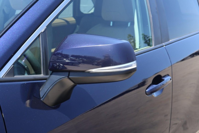 Toyota RAV4 Hybrid Vehicle Full-screen Gallery Image 13