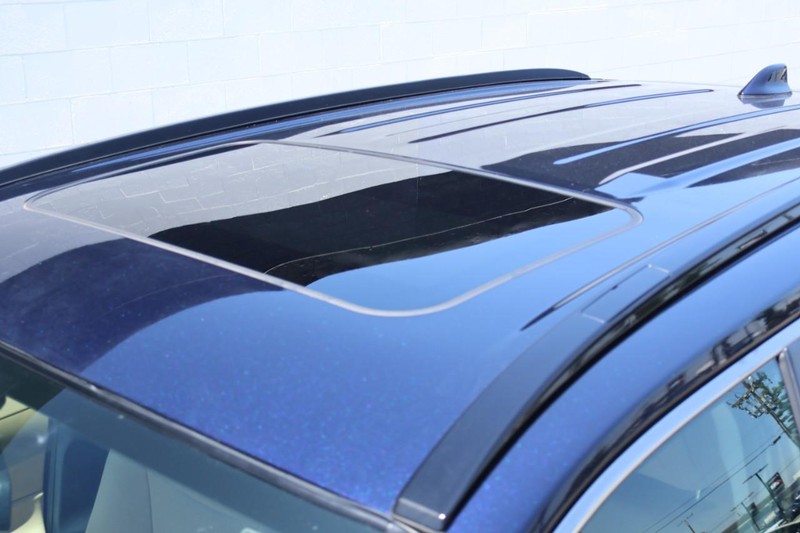 Toyota RAV4 Hybrid Vehicle Full-screen Gallery Image 14