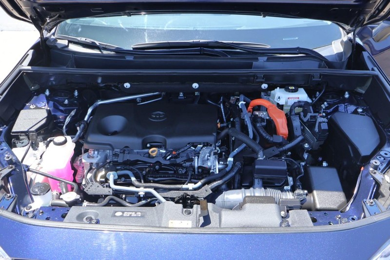 Toyota RAV4 Hybrid Vehicle Full-screen Gallery Image 15