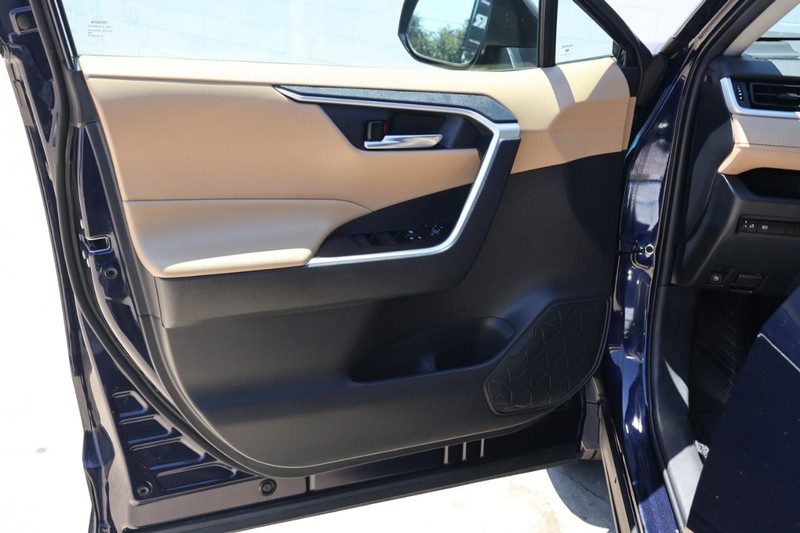 Toyota RAV4 Hybrid Vehicle Full-screen Gallery Image 17