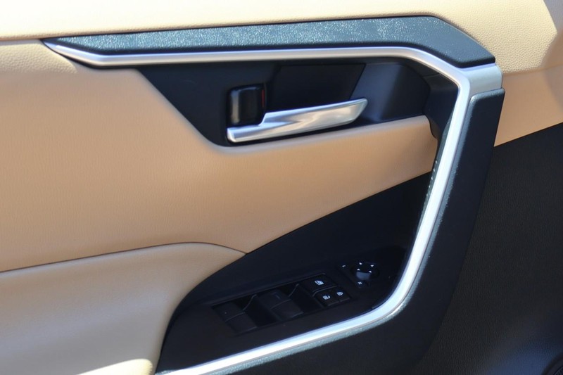 Toyota RAV4 Hybrid Vehicle Full-screen Gallery Image 18