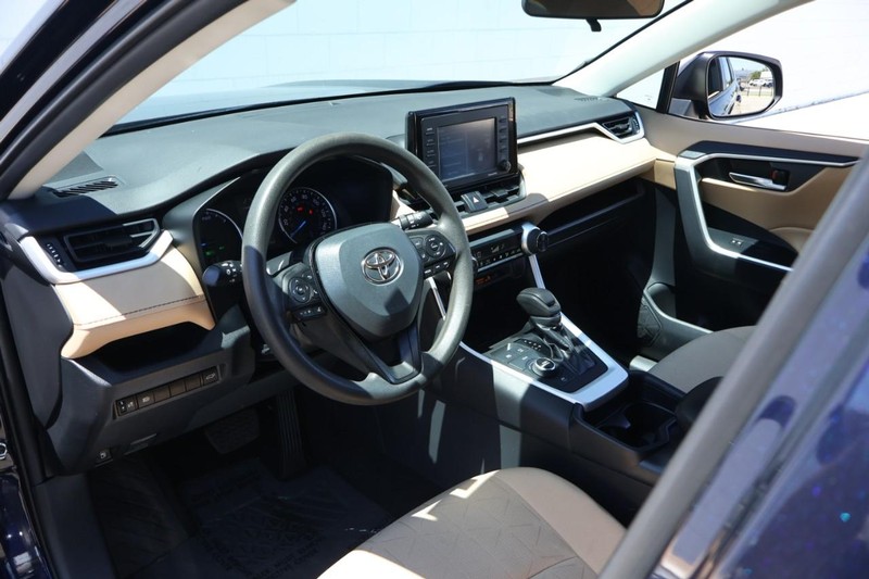 Toyota RAV4 Hybrid Vehicle Full-screen Gallery Image 19