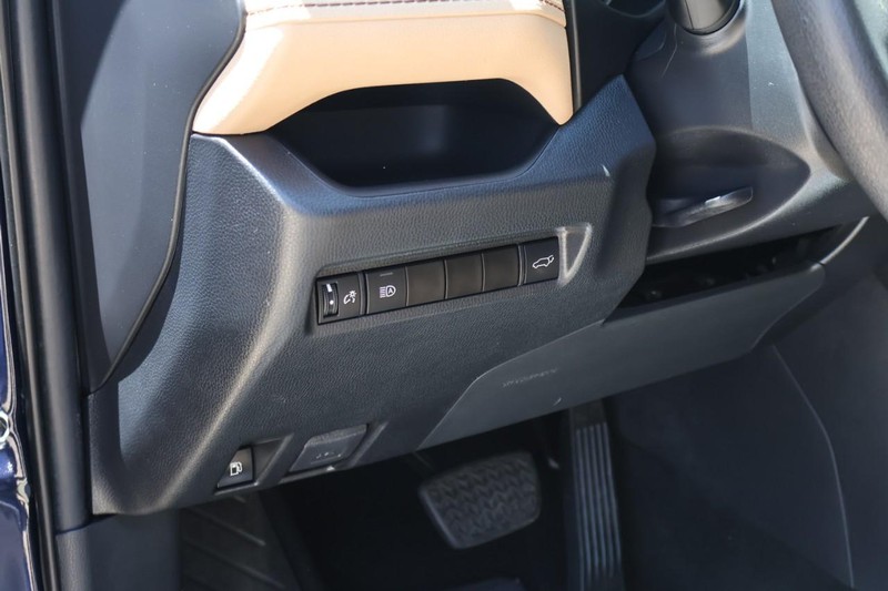 Toyota RAV4 Hybrid Vehicle Full-screen Gallery Image 20