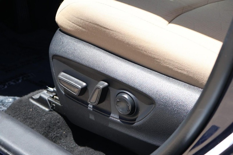 Toyota RAV4 Hybrid Vehicle Full-screen Gallery Image 21