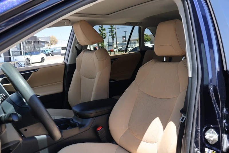 Toyota RAV4 Hybrid Vehicle Full-screen Gallery Image 22