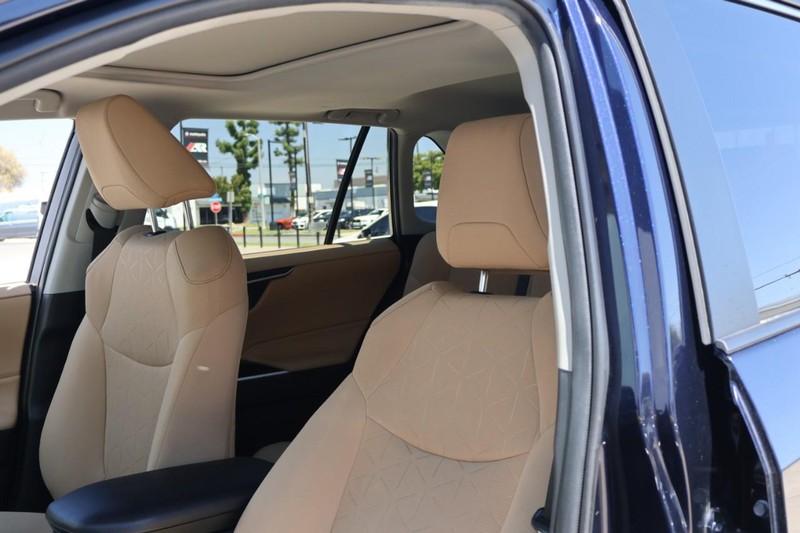 Toyota RAV4 Hybrid Vehicle Full-screen Gallery Image 23