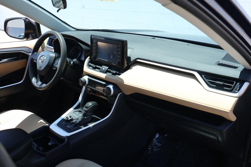 Toyota RAV4 Hybrid Vehicle Full-screen Gallery Image 24