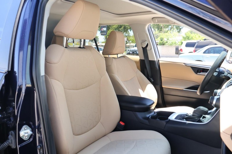 Toyota RAV4 Hybrid Vehicle Full-screen Gallery Image 25