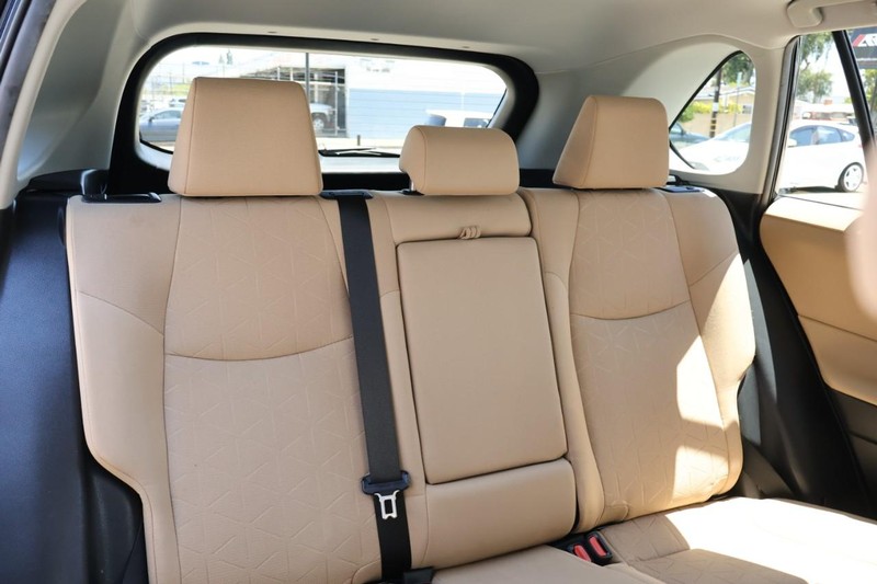 Toyota RAV4 Hybrid Vehicle Full-screen Gallery Image 26