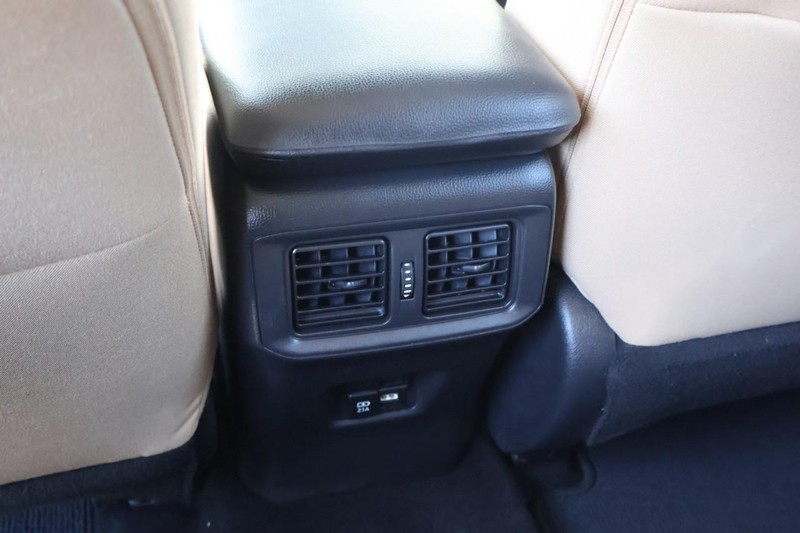 Toyota RAV4 Hybrid Vehicle Full-screen Gallery Image 27