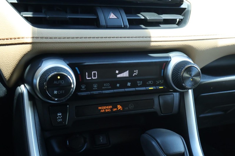 Toyota RAV4 Hybrid Vehicle Full-screen Gallery Image 37