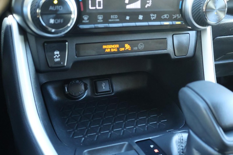 Toyota RAV4 Hybrid Vehicle Full-screen Gallery Image 38