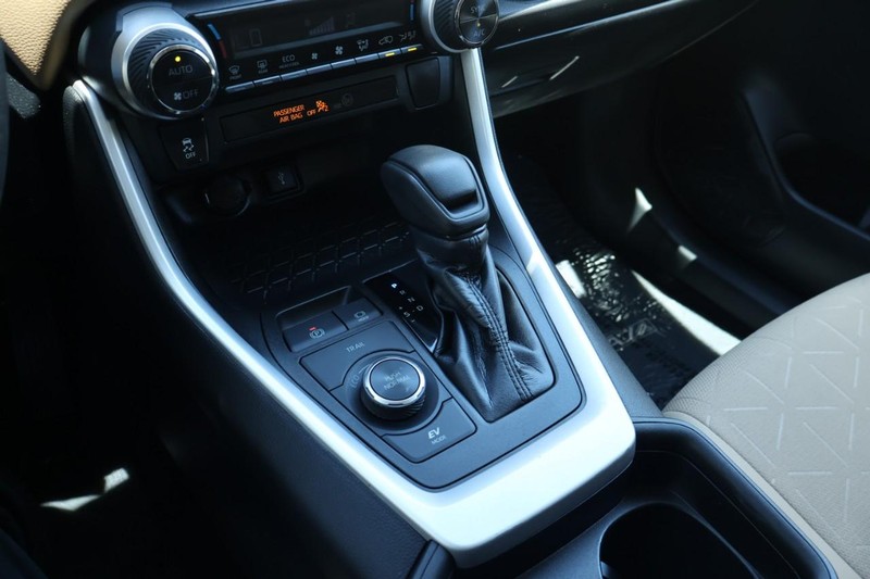 Toyota RAV4 Hybrid Vehicle Full-screen Gallery Image 39