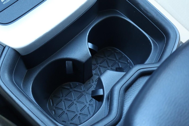 Toyota RAV4 Hybrid Vehicle Full-screen Gallery Image 40