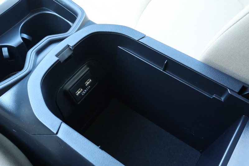 Toyota RAV4 Hybrid Vehicle Full-screen Gallery Image 41