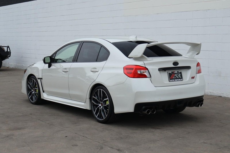 Subaru WRX Vehicle Full-screen Gallery Image 10