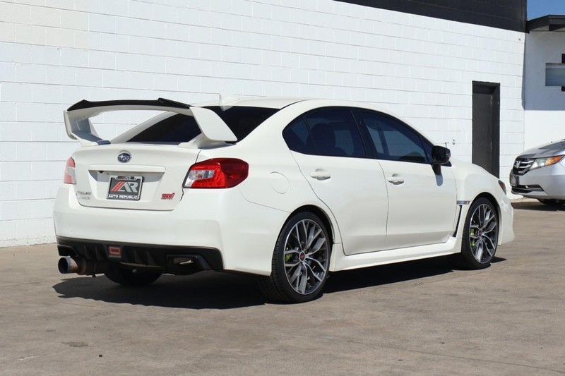 Subaru WRX Vehicle Full-screen Gallery Image 05