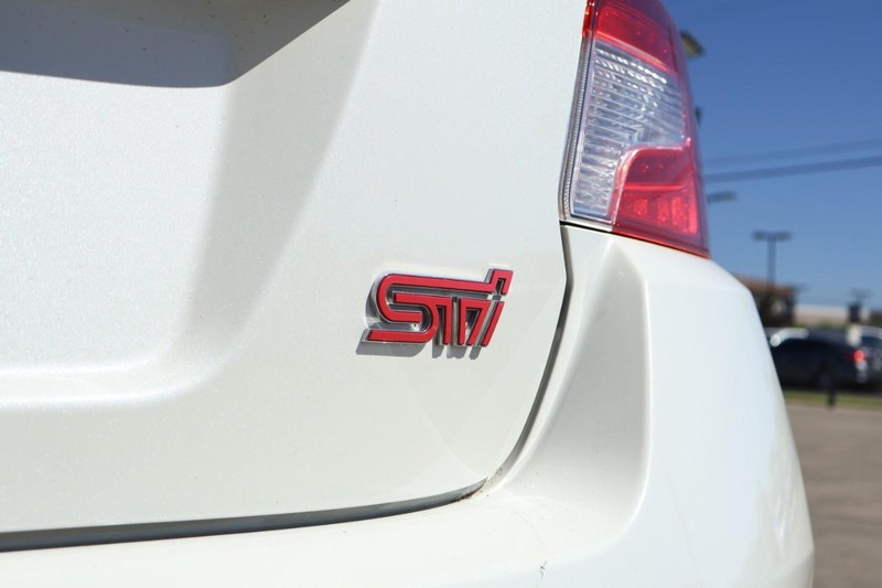 Subaru WRX Vehicle Full-screen Gallery Image 09