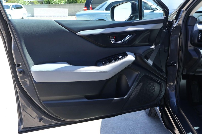 Subaru Outback Vehicle Full-screen Gallery Image 17