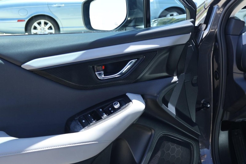 Subaru Outback Vehicle Full-screen Gallery Image 18