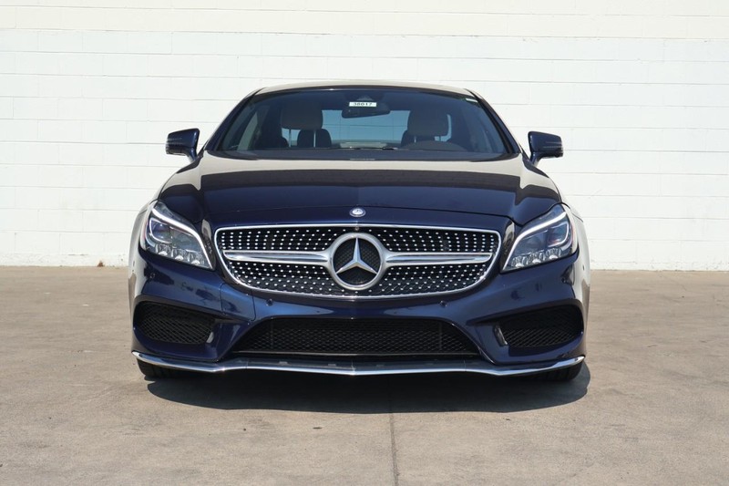 Mercedes-Benz CLS 400 Vehicle Full-screen Gallery Image 02