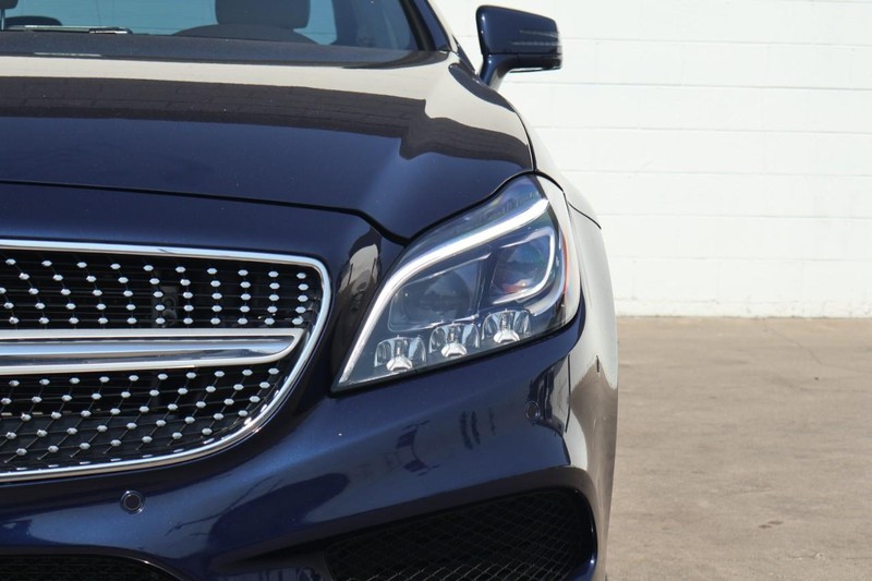 Mercedes-Benz CLS 400 Vehicle Full-screen Gallery Image 03