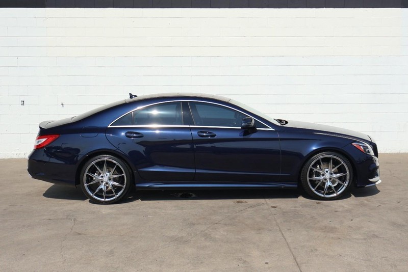Mercedes-Benz CLS 400 Vehicle Full-screen Gallery Image 04