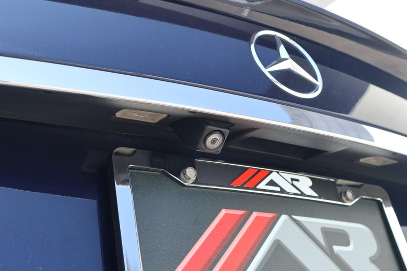 Mercedes-Benz CLS 400 Vehicle Full-screen Gallery Image 08