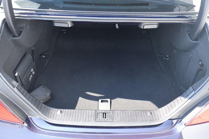 Mercedes-Benz CLS 400 Vehicle Full-screen Gallery Image 09