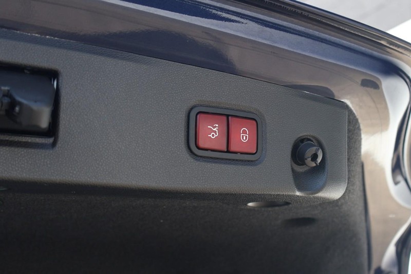 Mercedes-Benz CLS 400 Vehicle Full-screen Gallery Image 10