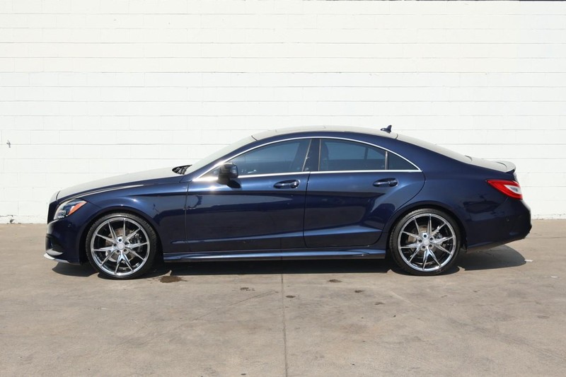 Mercedes-Benz CLS 400 Vehicle Full-screen Gallery Image 12