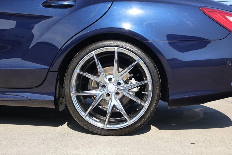 Mercedes-Benz CLS 400 Vehicle Full-screen Gallery Image 16