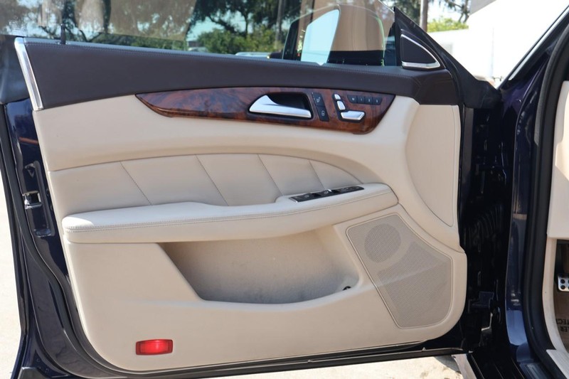 Mercedes-Benz CLS 400 Vehicle Full-screen Gallery Image 17