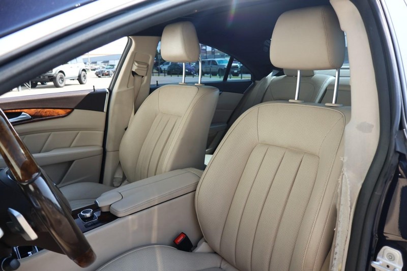 Mercedes-Benz CLS 400 Vehicle Full-screen Gallery Image 21