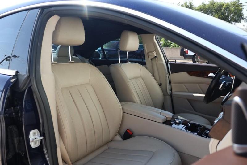 Mercedes-Benz CLS 400 Vehicle Full-screen Gallery Image 25