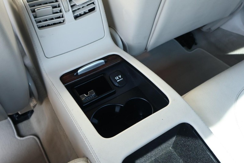 Mercedes-Benz CLS 400 Vehicle Full-screen Gallery Image 27