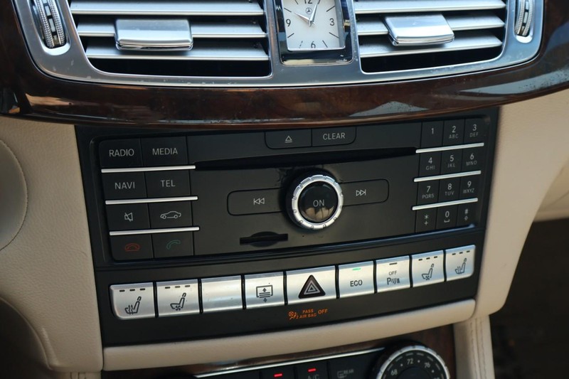 Mercedes-Benz CLS 400 Vehicle Full-screen Gallery Image 36