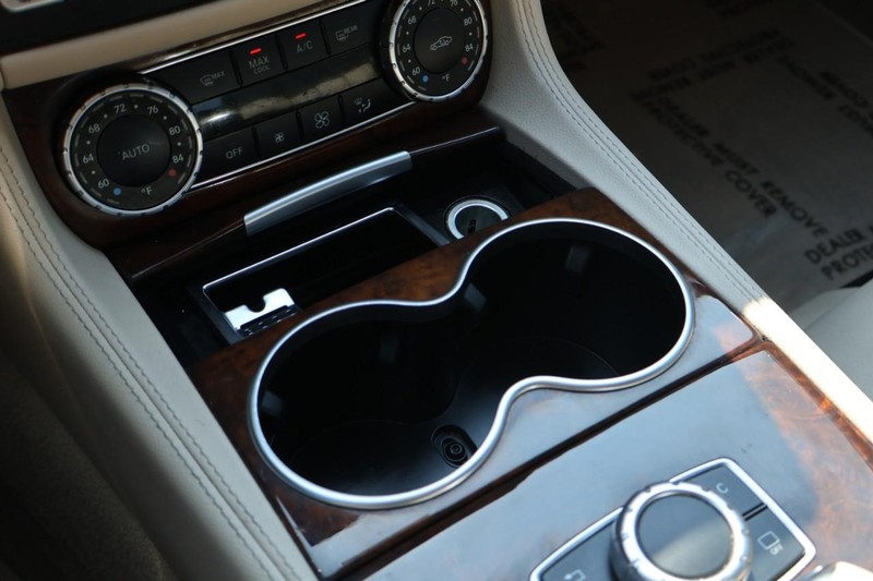 Mercedes-Benz CLS 400 Vehicle Full-screen Gallery Image 38