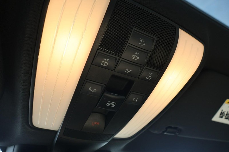 Mercedes-Benz CLS 400 Vehicle Full-screen Gallery Image 41