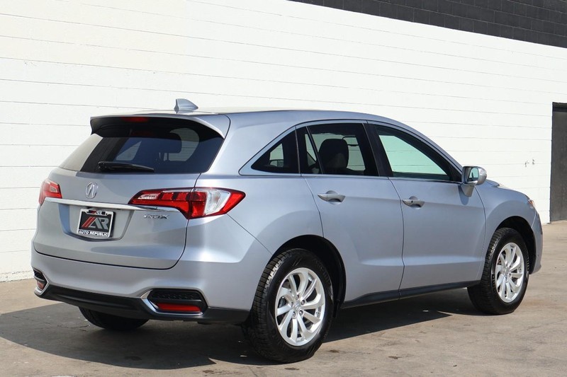 Acura RDX Vehicle Full-screen Gallery Image 05