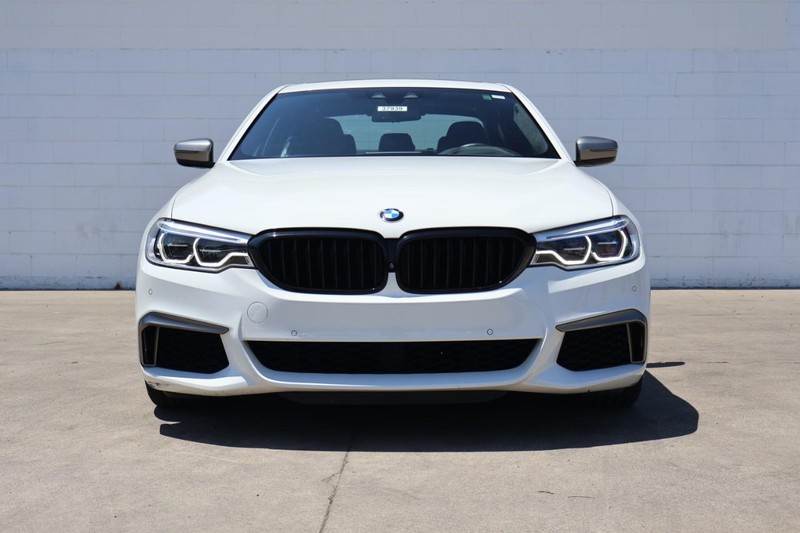 BMW M550i xDrive Vehicle Full-screen Gallery Image 02